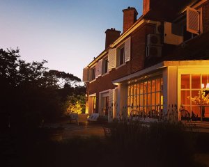 Gran Chalet tradicional 9 Suites a pocas cuadras del Mar.