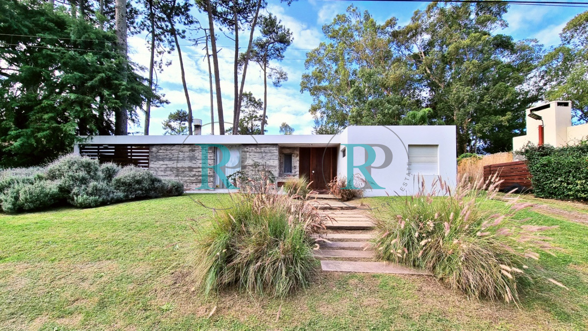 Casa ID.1134 - Casa Minimalista en San Rafael, 3 dormitorios + dependencia con lavadero 