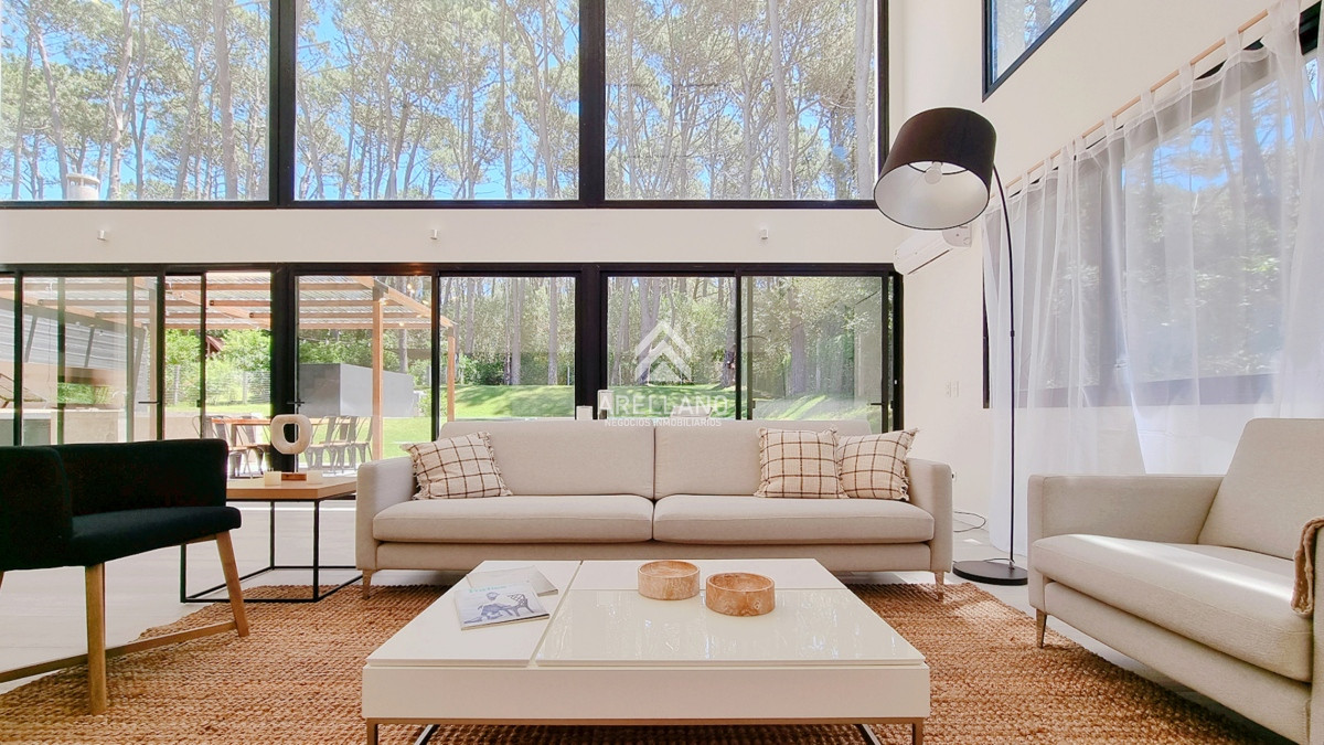 Casa ID.5878 - Casa a Estrenar en Barrio Privado. 4 Suites, Piscina climatizada, losa radiante.