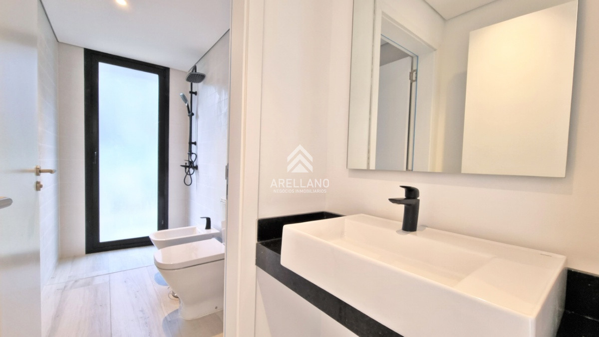 Casa ID.5878 - Casa a Estrenar en Barrio Privado. 4 Suites, Piscina climatizada, losa radiante.