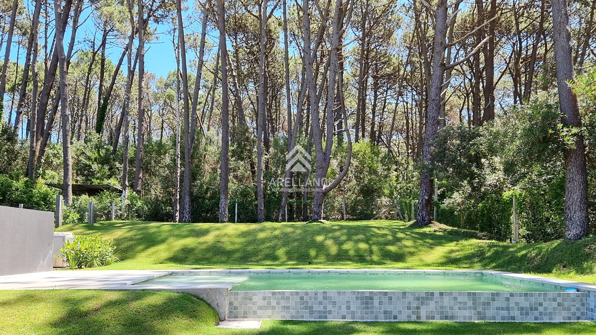 Casa ID.5878 - Casa a Estrenar en Barrio Privado. 4 Suites, Piscina climatizada, losa radiante.