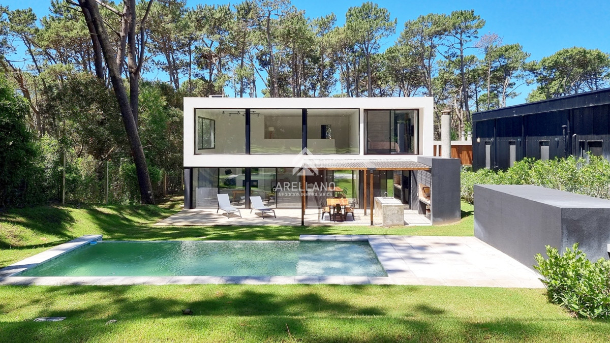 Casa ID.5878 - Casa a Estrenar en Barrio Privado. 4 Suites, Piscina climatizada, losa radiante.