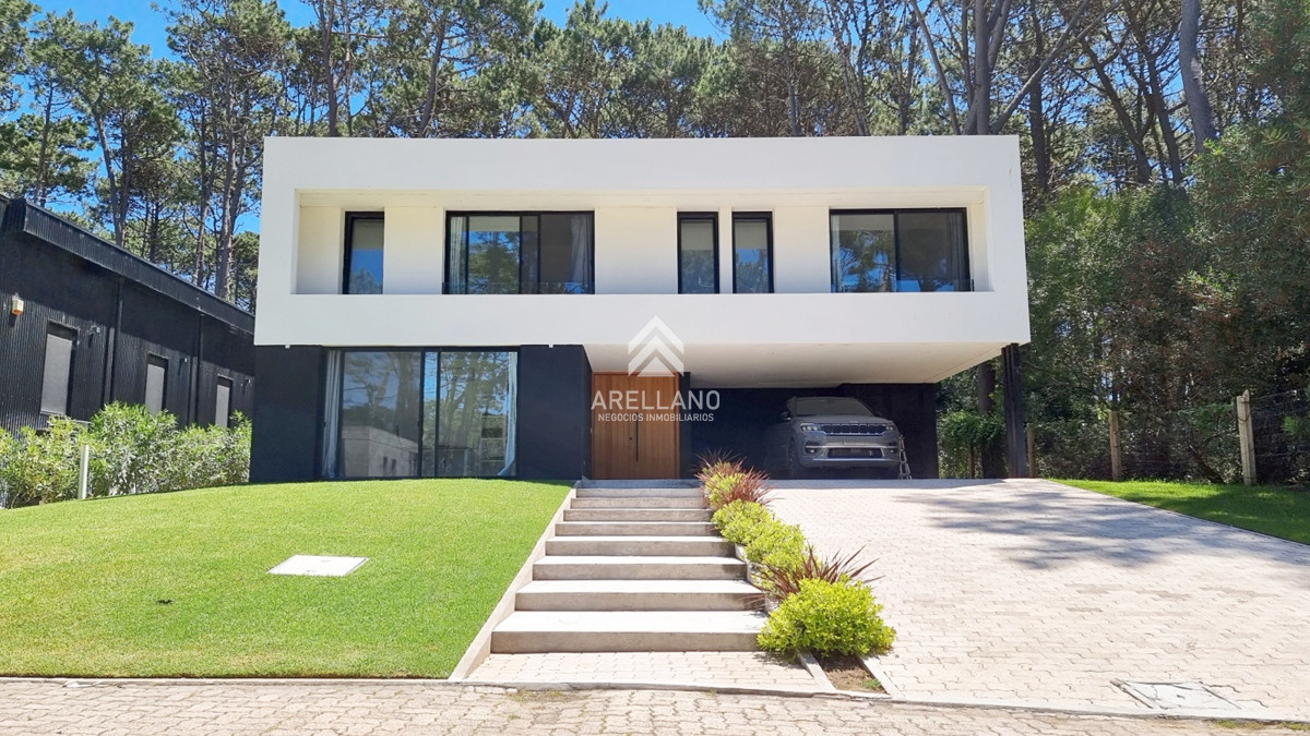 Casa ID.5878 - Casa a Estrenar en Barrio Privado. 4 Suites, Piscina climatizada, losa radiante.