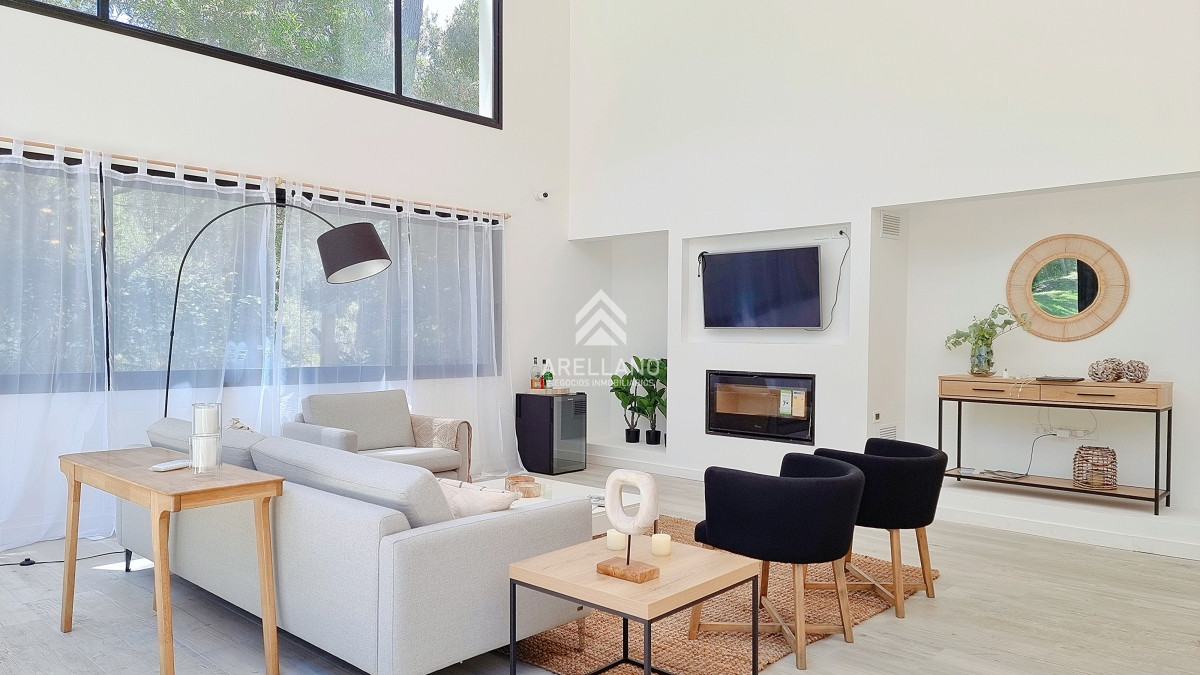 Casa ID.5878 - Casa a Estrenar en Barrio Privado. 4 Suites, Piscina climatizada, losa radiante.