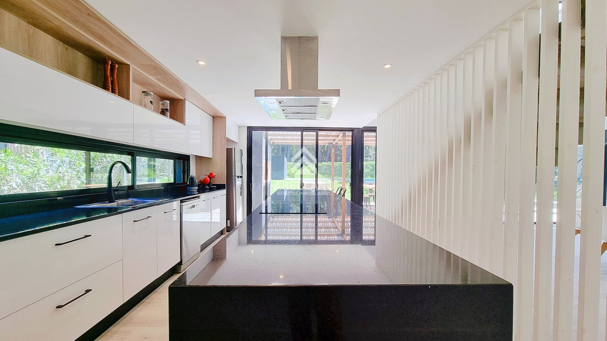 Casa ID.5878 - Casa a Estrenar en Barrio Privado. 4 Suites, Piscina climatizada, losa radiante.