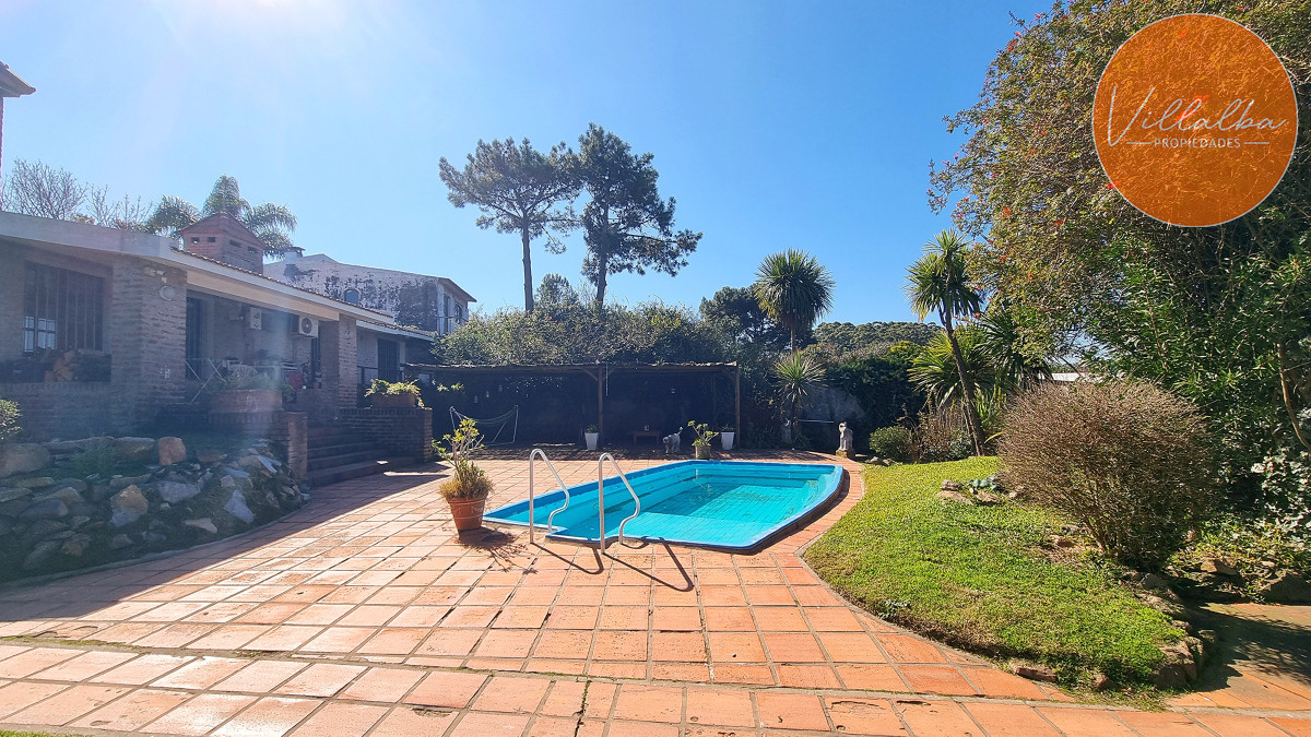 Apartamento ID.3673 - Casa tradicional en Lausana, 4 dormitorios, gran piscina, barbacoa cerrada, garage y estacionamiento.