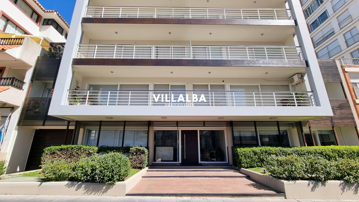 Apartamento ID.4750 - Apartamento moderno en Peninsula, 3 dormitorios, parrillero, garage doble. Planta Baja.