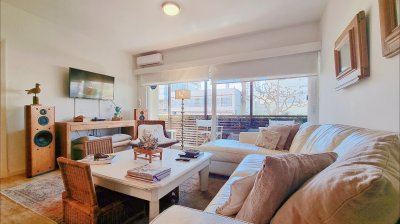 Apartamento moderno en Peninsula, 3 dormitorios, parrillero, garage doble. Planta Baja.