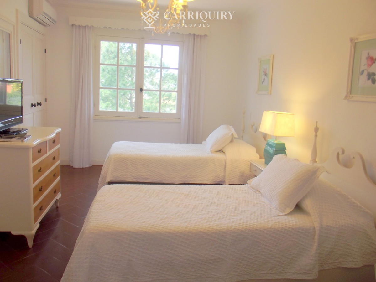 Casa ID.9808/Casa-en-venta-5-dormitorios - Gran chalet tradicional, 3819 metros de Terreno sobre esquina, 9 suites a pocas cuadras del Mar. 