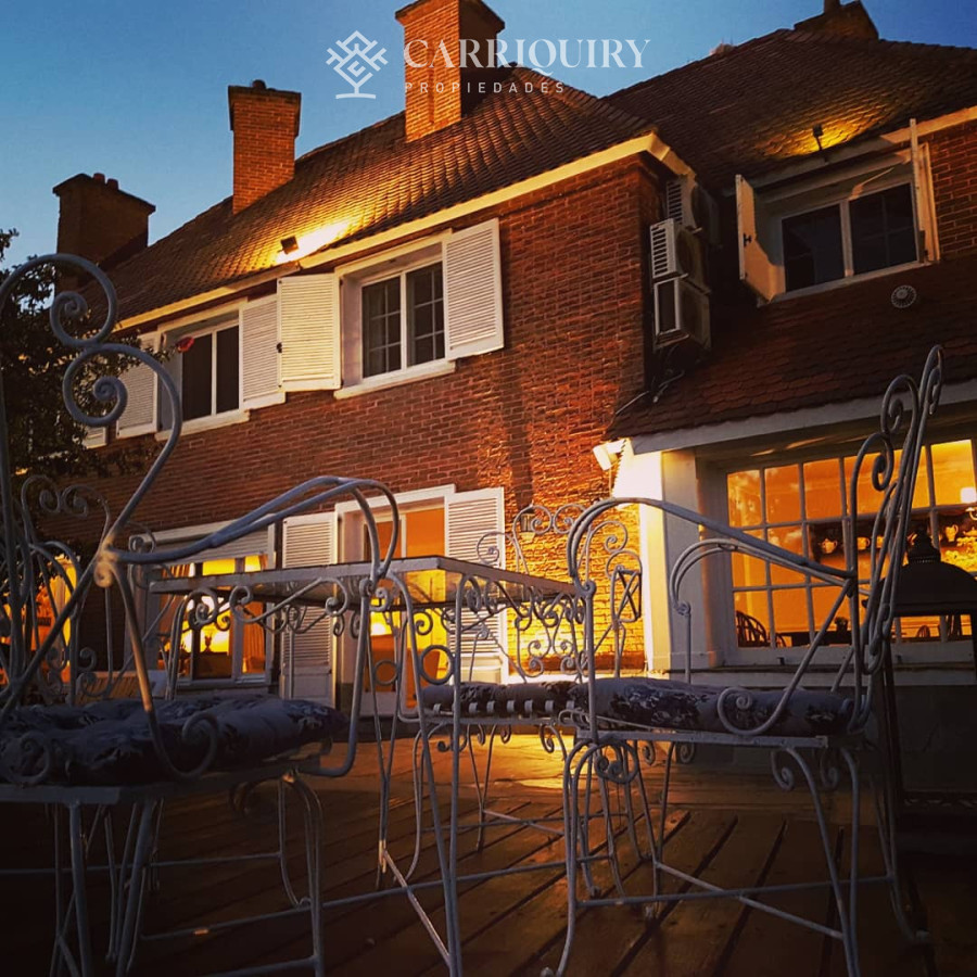 Casa ID.9808/Casa-en-venta-5-dormitorios - Gran chalet tradicional, 3819 metros de Terreno sobre esquina, 9 suites a pocas cuadras del Mar. 