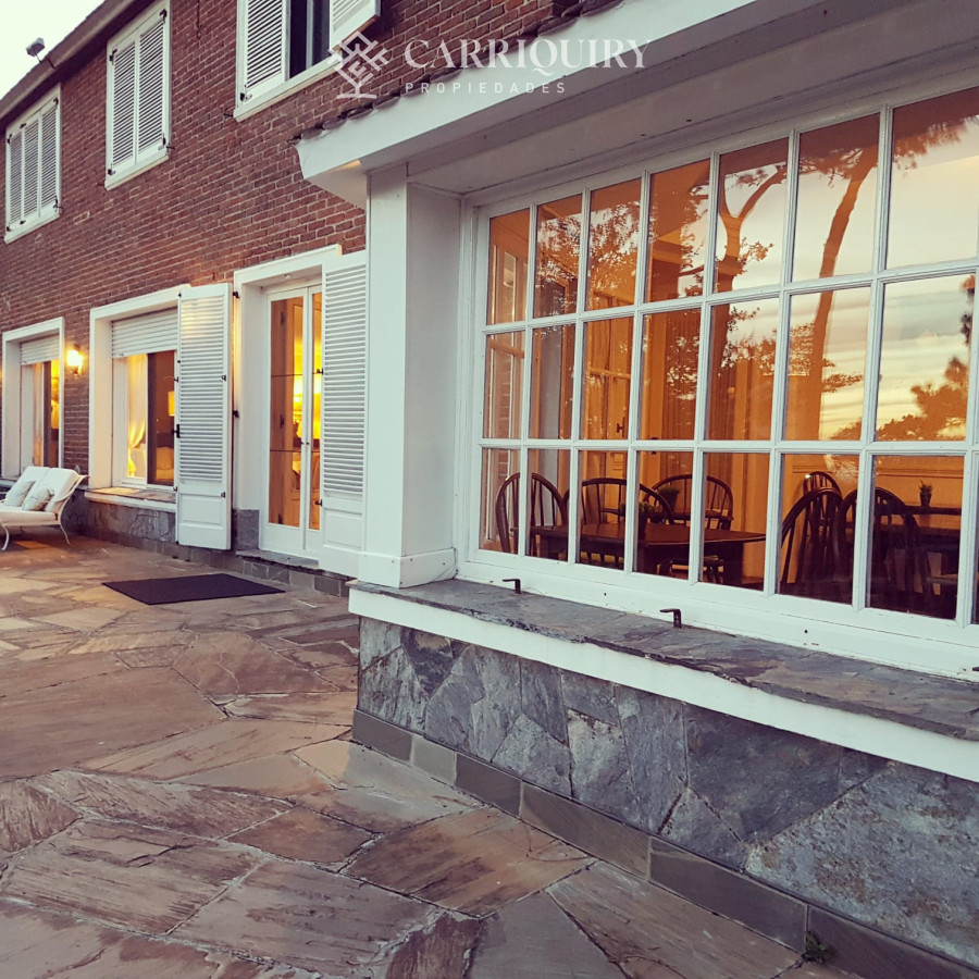 Casa ID.9808/Casa-en-venta-5-dormitorios - Gran chalet tradicional, 3819 metros de Terreno sobre esquina, 9 suites a pocas cuadras del Mar. 