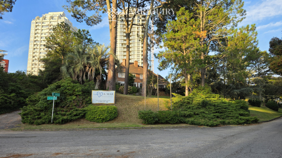 Casa ID.9808/Casa-en-venta-5-dormitorios - Gran chalet tradicional, 3819 metros de Terreno sobre esquina, 9 suites a pocas cuadras del Mar. 