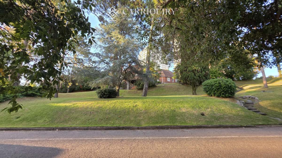 Casa ID.9808/Casa-en-venta-5-dormitorios - Gran chalet tradicional, 3819 metros de Terreno sobre esquina, 9 suites a pocas cuadras del Mar. 