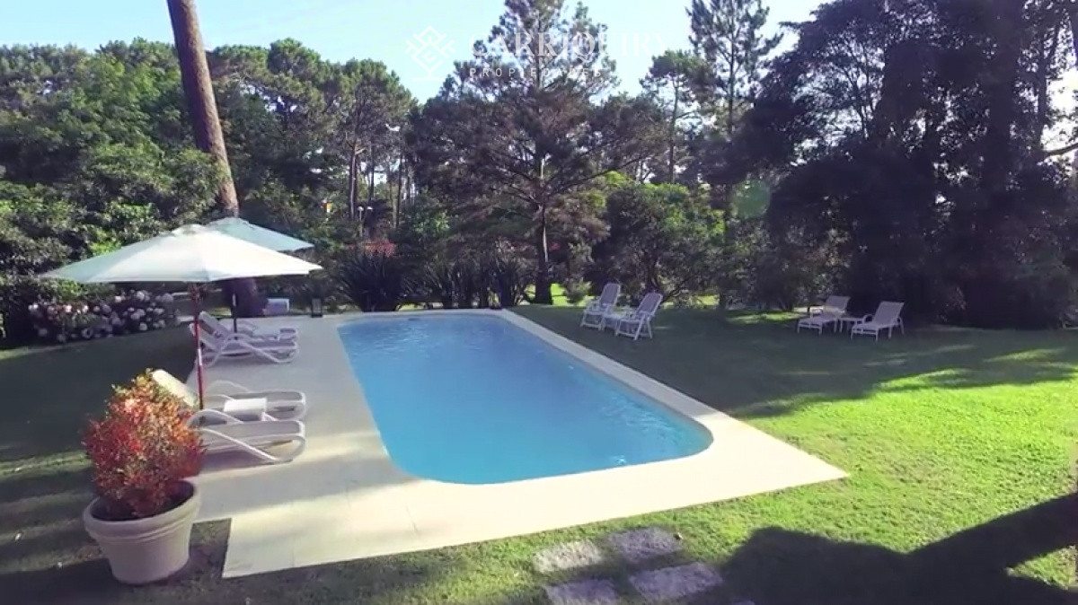 Casa ID.9808/Casa-en-venta-5-dormitorios - Gran chalet tradicional, 3819 metros de Terreno sobre esquina, 9 suites a pocas cuadras del Mar. 