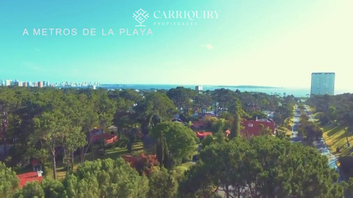 Casa ID.9808/Casa-en-venta-5-dormitorios - Gran chalet tradicional, 3819 metros de Terreno sobre esquina, 9 suites a pocas cuadras del Mar. 