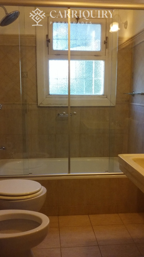 Casa ID.9808/Casa-en-venta-5-dormitorios - Gran chalet tradicional, 3819 metros de Terreno sobre esquina, 9 suites a pocas cuadras del Mar. 