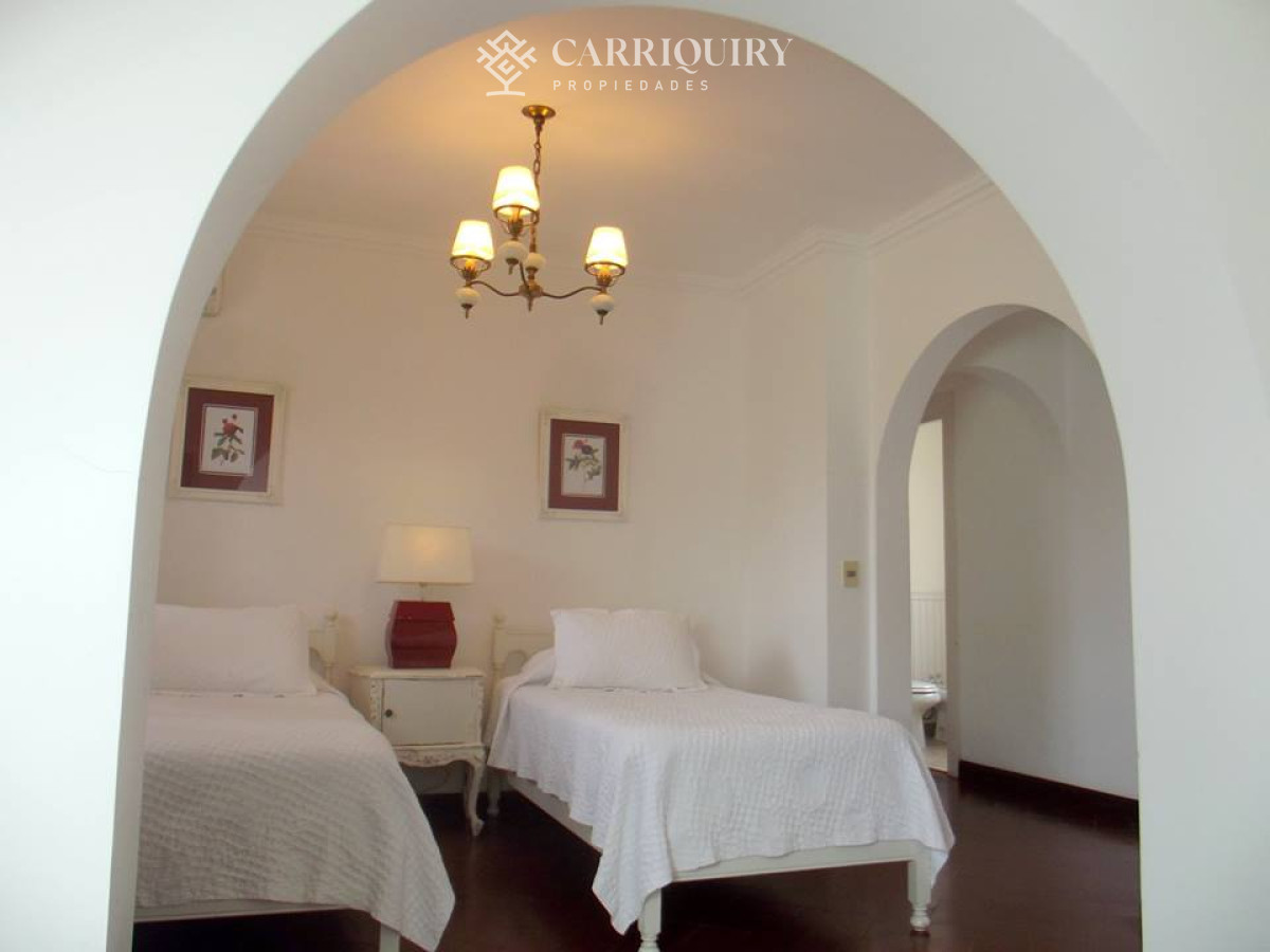 Casa ID.9808/Casa-en-venta-5-dormitorios - Gran chalet tradicional, 3819 metros de Terreno sobre esquina, 9 suites a pocas cuadras del Mar. 