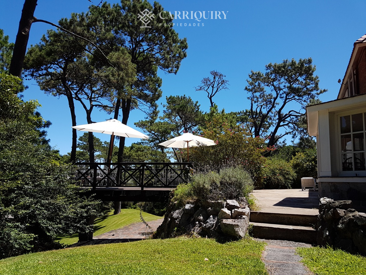 Casa ID.9808/Casa-en-venta-5-dormitorios - Gran chalet tradicional, 3819 metros de Terreno sobre esquina, 9 suites a pocas cuadras del Mar. 