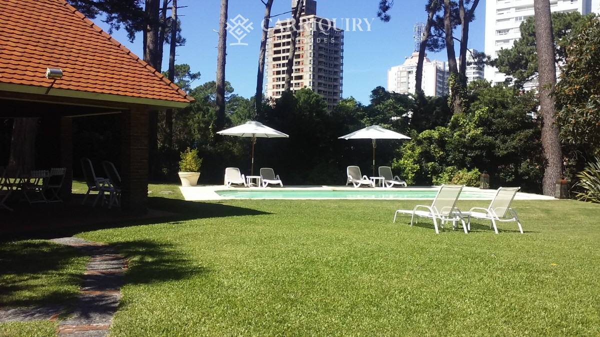 Casa ID.9808/Casa-en-venta-5-dormitorios - Gran chalet tradicional, 3819 metros de Terreno sobre esquina, 9 suites a pocas cuadras del Mar. 