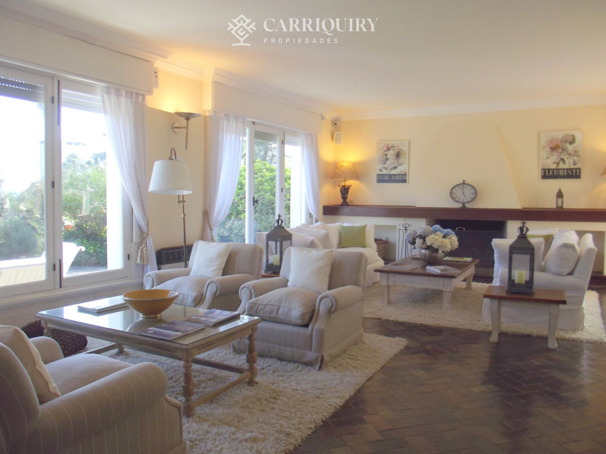 Casa ID.9808/Casa-en-venta-5-dormitorios - Gran chalet tradicional, 3819 metros de Terreno sobre esquina, 9 suites a pocas cuadras del Mar. 