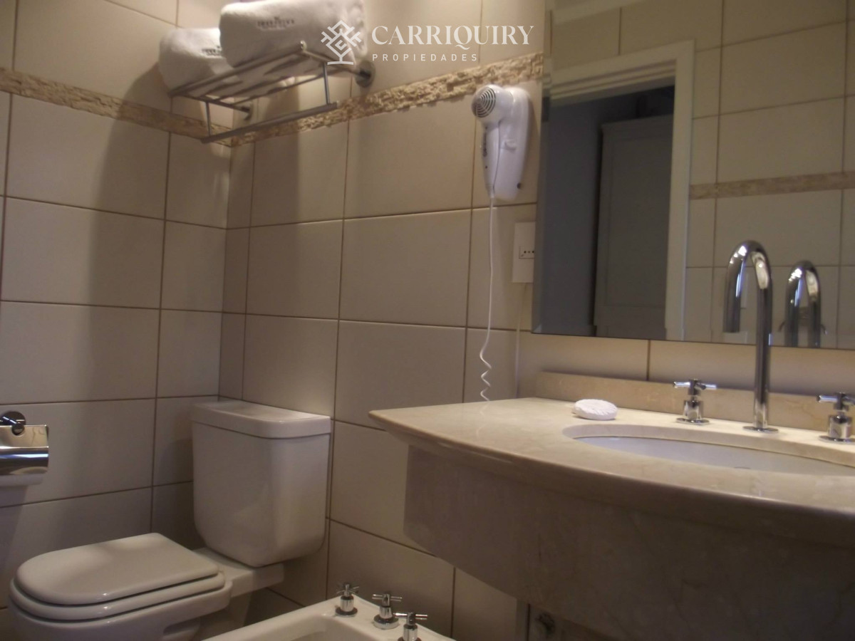 Casa ID.9808/Casa-en-venta-5-dormitorios - Gran chalet tradicional, 3819 metros de Terreno sobre esquina, 9 suites a pocas cuadras del Mar. 