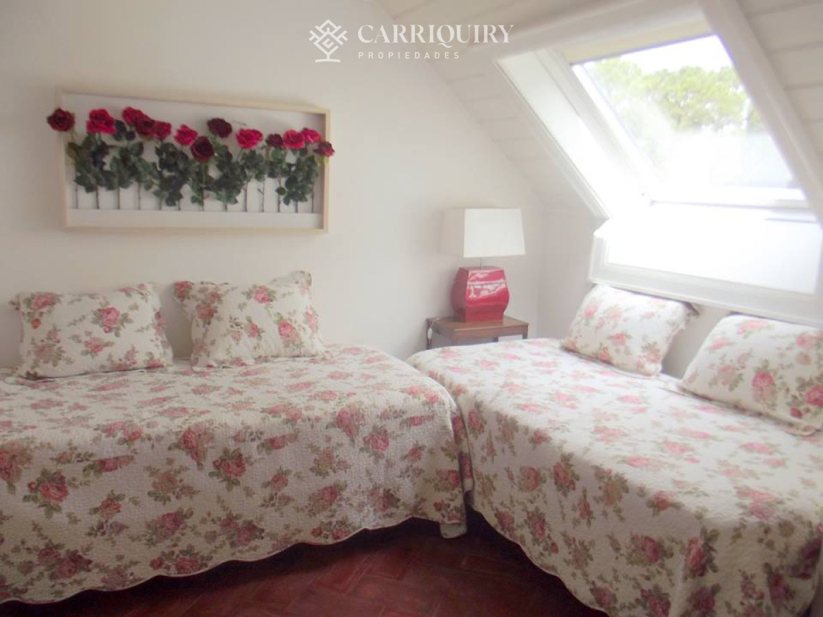 Casa ID.9808/Casa-en-venta-5-dormitorios - Gran chalet tradicional, 3819 metros de Terreno sobre esquina, 9 suites a pocas cuadras del Mar. 