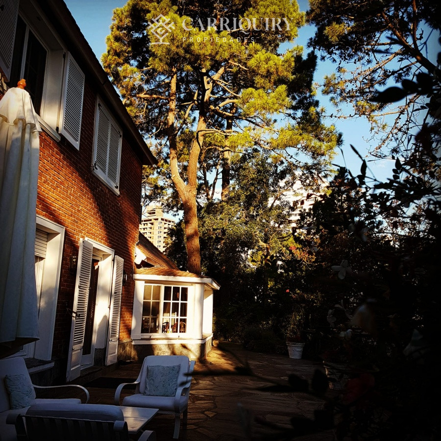 Casa ID.9808/Casa-en-venta-5-dormitorios - Gran chalet tradicional, 3819 metros de Terreno sobre esquina, 9 suites a pocas cuadras del Mar. 