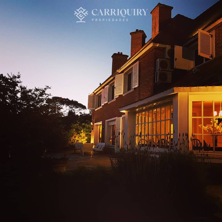 Casa ID.9808/Casa-en-venta-5-dormitorios - Gran chalet tradicional, 3819 metros de Terreno sobre esquina, 9 suites a pocas cuadras del Mar. 