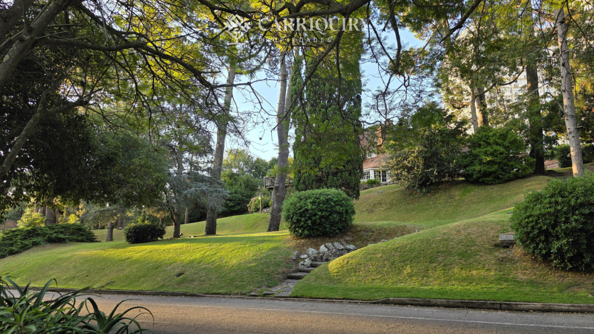 Casa ID.9808/Casa-en-venta-5-dormitorios - Gran chalet tradicional, 3819 metros de Terreno sobre esquina, 9 suites a pocas cuadras del Mar. 