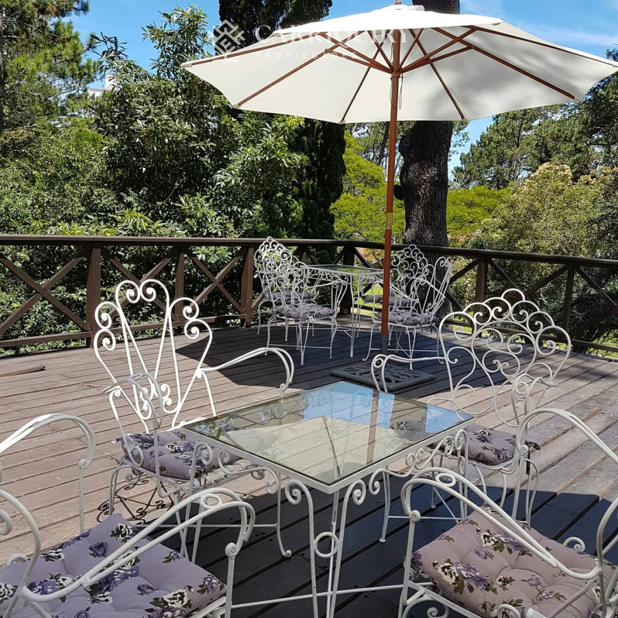 Casa ID.9808/Casa-en-venta-5-dormitorios - Gran chalet tradicional, 3819 metros de Terreno sobre esquina, 9 suites a pocas cuadras del Mar. 