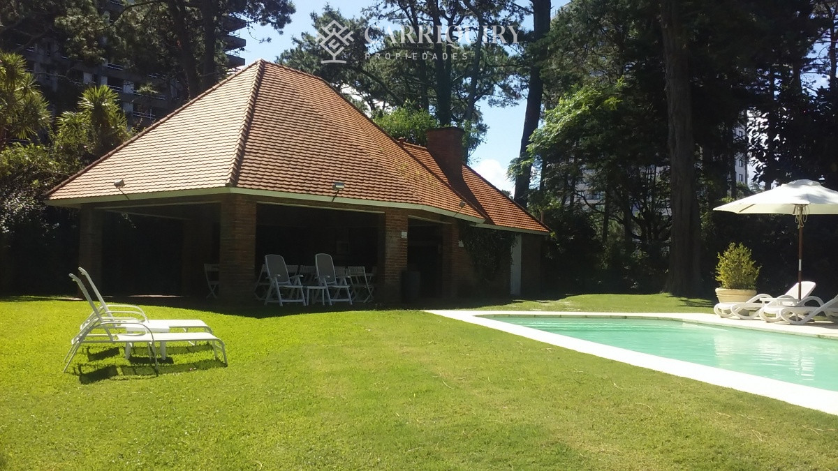 Casa ID.9808/Casa-en-venta-5-dormitorios - Gran chalet tradicional, 3819 metros de Terreno sobre esquina, 9 suites a pocas cuadras del Mar. 