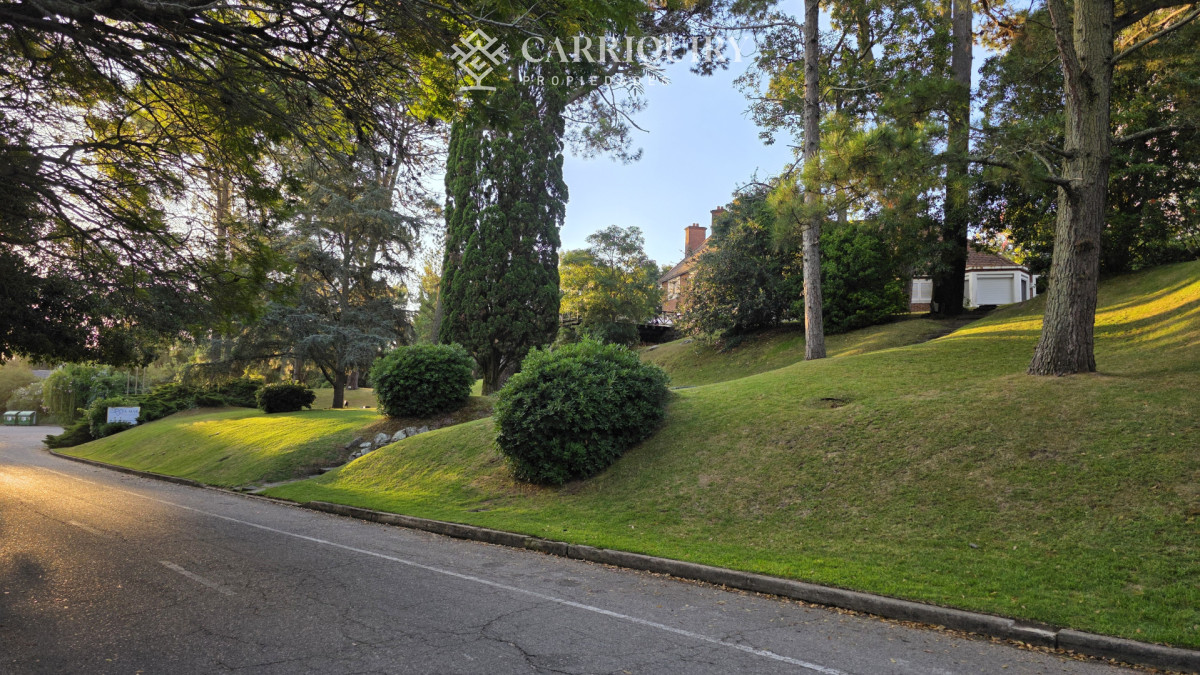 Casa ID.9808/Casa-en-venta-5-dormitorios - Gran chalet tradicional, 3819 metros de Terreno sobre esquina, 9 suites a pocas cuadras del Mar. 