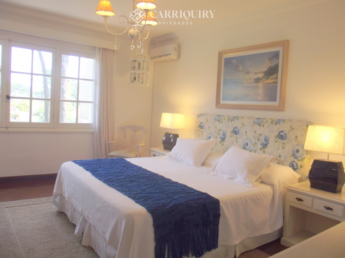 Casa ID.9808/Casa-en-venta-5-dormitorios - Gran chalet tradicional, 3819 metros de Terreno sobre esquina, 9 suites a pocas cuadras del Mar. 