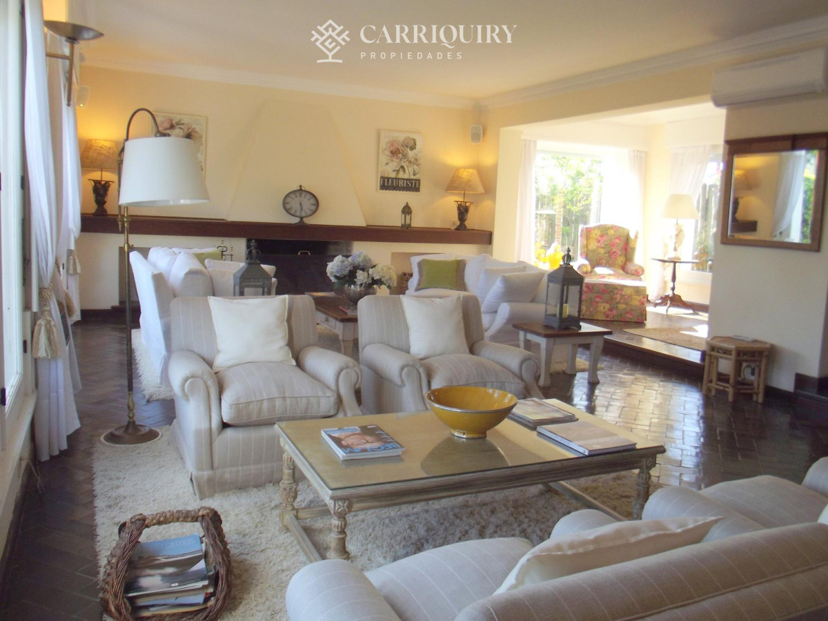 Casa ID.9808/Casa-en-venta-5-dormitorios - Gran chalet tradicional, 3819 metros de Terreno sobre esquina, 9 suites a pocas cuadras del Mar. 