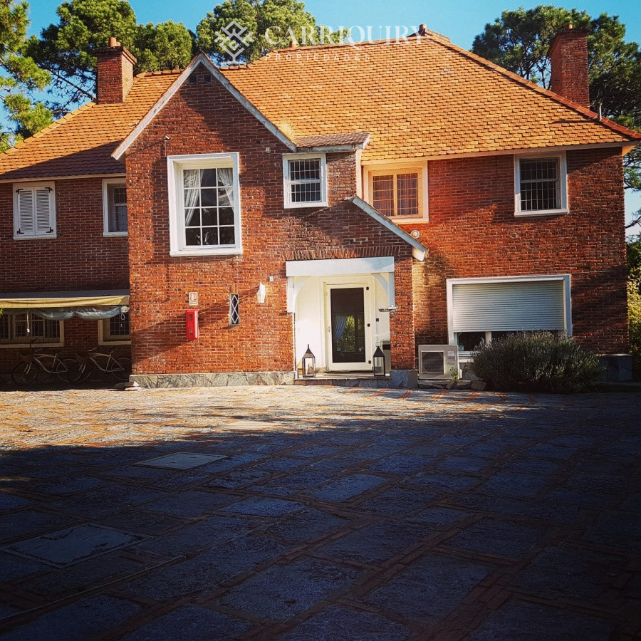 Casa ID.9808/Casa-en-venta-5-dormitorios - Gran chalet tradicional, 3819 metros de Terreno sobre esquina, 9 suites a pocas cuadras del Mar. 