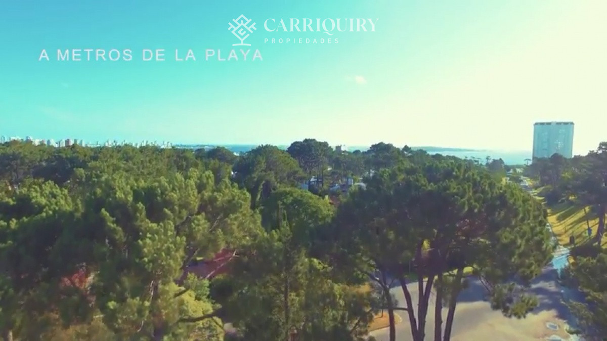 Casa ID.9808/Casa-en-venta-5-dormitorios - Gran chalet tradicional, 3819 metros de Terreno sobre esquina, 9 suites a pocas cuadras del Mar. 