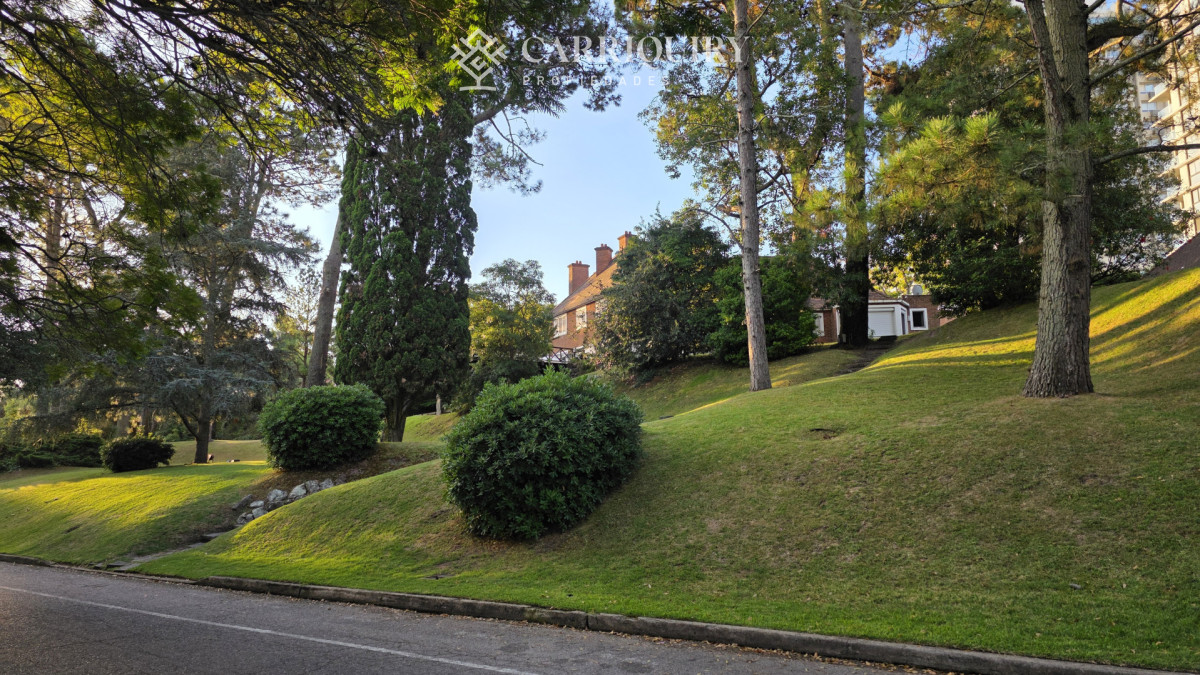 Casa ID.9808/Casa-en-venta-5-dormitorios - Gran chalet tradicional, 3819 metros de Terreno sobre esquina, 9 suites a pocas cuadras del Mar. 