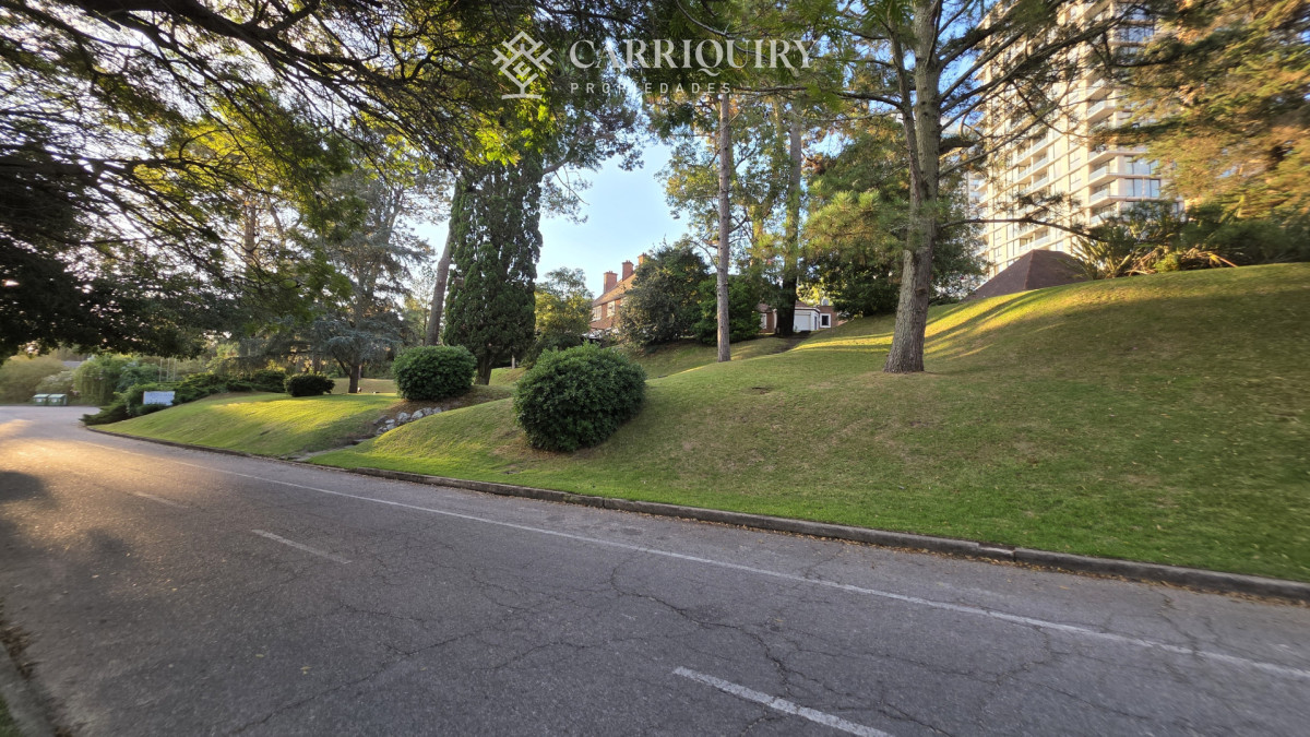 Casa ID.9808/Casa-en-venta-5-dormitorios - Gran chalet tradicional, 3819 metros de Terreno sobre esquina, 9 suites a pocas cuadras del Mar. 