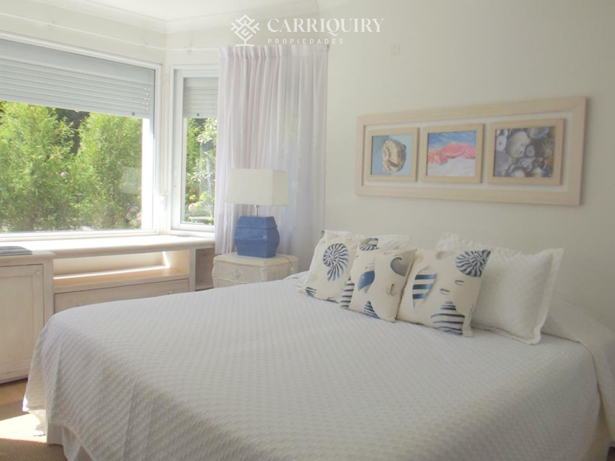 Casa ID.9808/Casa-en-venta-5-dormitorios - Gran chalet tradicional, 3819 metros de Terreno sobre esquina, 9 suites a pocas cuadras del Mar. 