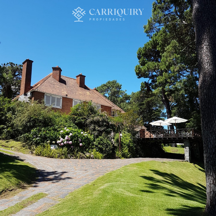 Casa ID.9808/Casa-en-venta-5-dormitorios - Gran chalet tradicional, 3819 metros de Terreno sobre esquina, 9 suites a pocas cuadras del Mar. 