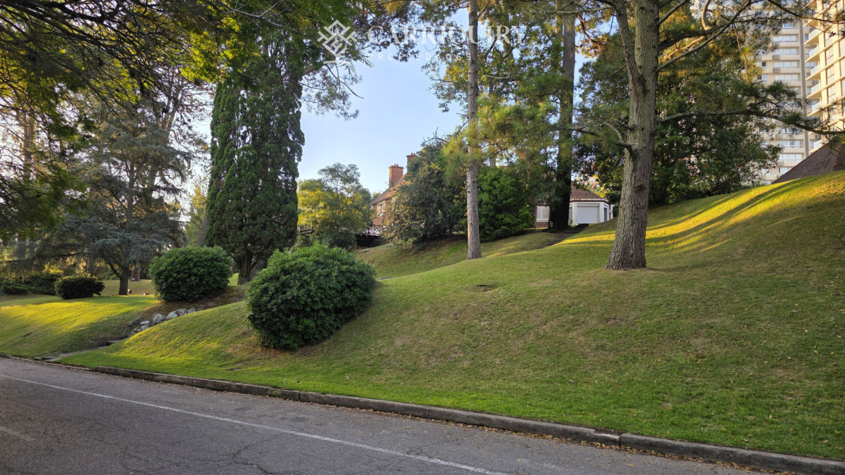 Casa ID.9808/Casa-en-venta-5-dormitorios - Gran chalet tradicional, 3819 metros de Terreno sobre esquina, 9 suites a pocas cuadras del Mar. 