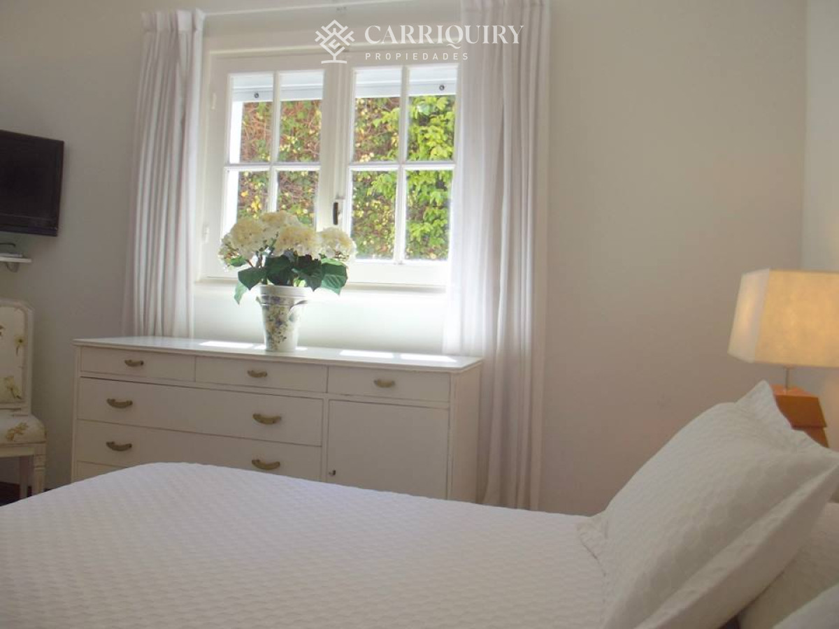 Casa ID.9808/Casa-en-venta-5-dormitorios - Gran chalet tradicional, 3819 metros de Terreno sobre esquina, 9 suites a pocas cuadras del Mar. 