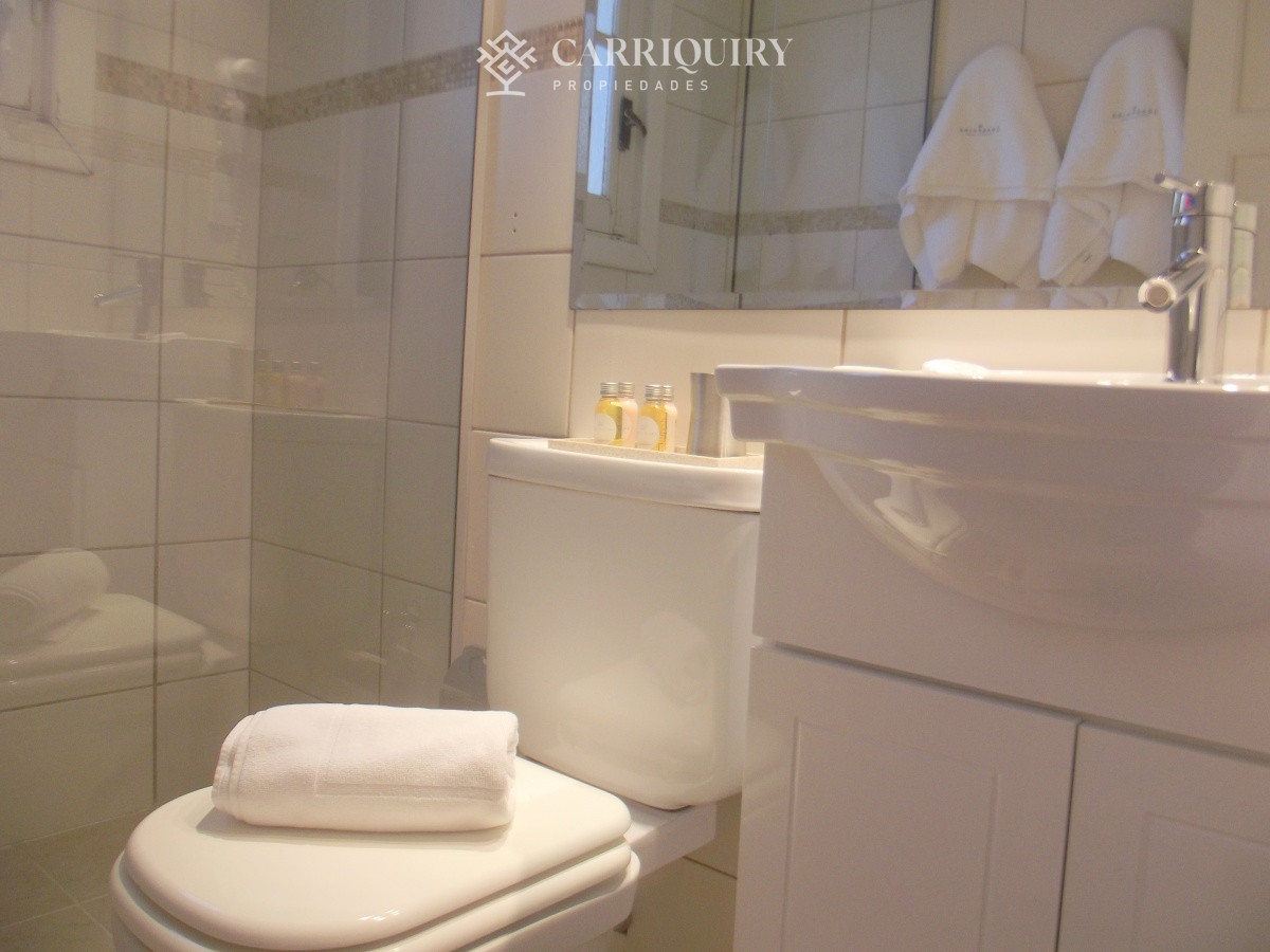 Casa ID.9808/Casa-en-venta-5-dormitorios - Gran chalet tradicional, 3819 metros de Terreno sobre esquina, 9 suites a pocas cuadras del Mar. 