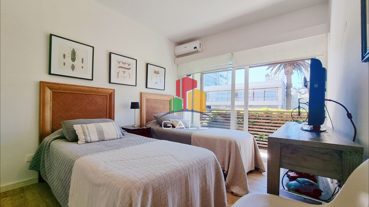 Apartamento ID.2750 - Apartamento moderno en Peninsula, 3 dormitorios, parrillero, garage doble. Planta Baja.