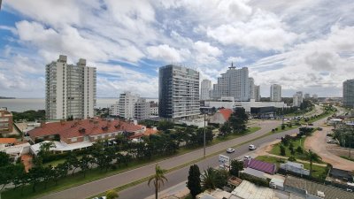 Apartamento 3 dormitorios + dep, terraza con parrillero. Cerca de la playa.