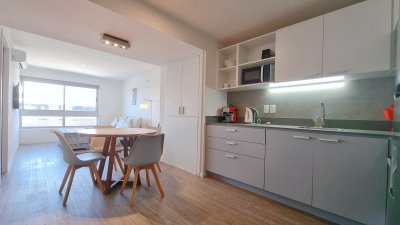 Apartamento de 1 dormitorio y 1 baño, garage, bajos gastos, excelentes servicios.