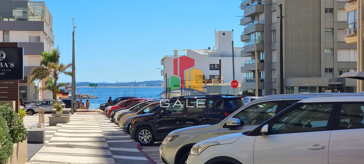 Apartamento ID.2750 - Apartamento moderno en Peninsula, 3 dormitorios, parrillero, garage doble. Planta Baja.