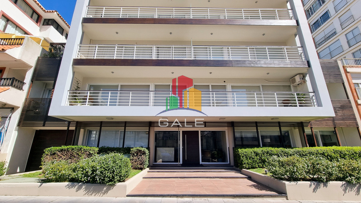 Apartamento ID.2750 - Apartamento moderno en Peninsula, 3 dormitorios, parrillero, garage doble. Planta Baja.