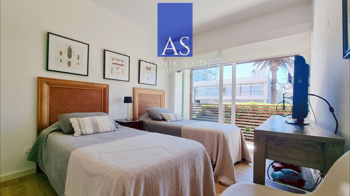 Apartamento ID.4307 - Apartamento moderno en Peninsula, 3 dormitorios, parrillero, garage doble. Planta Baja.