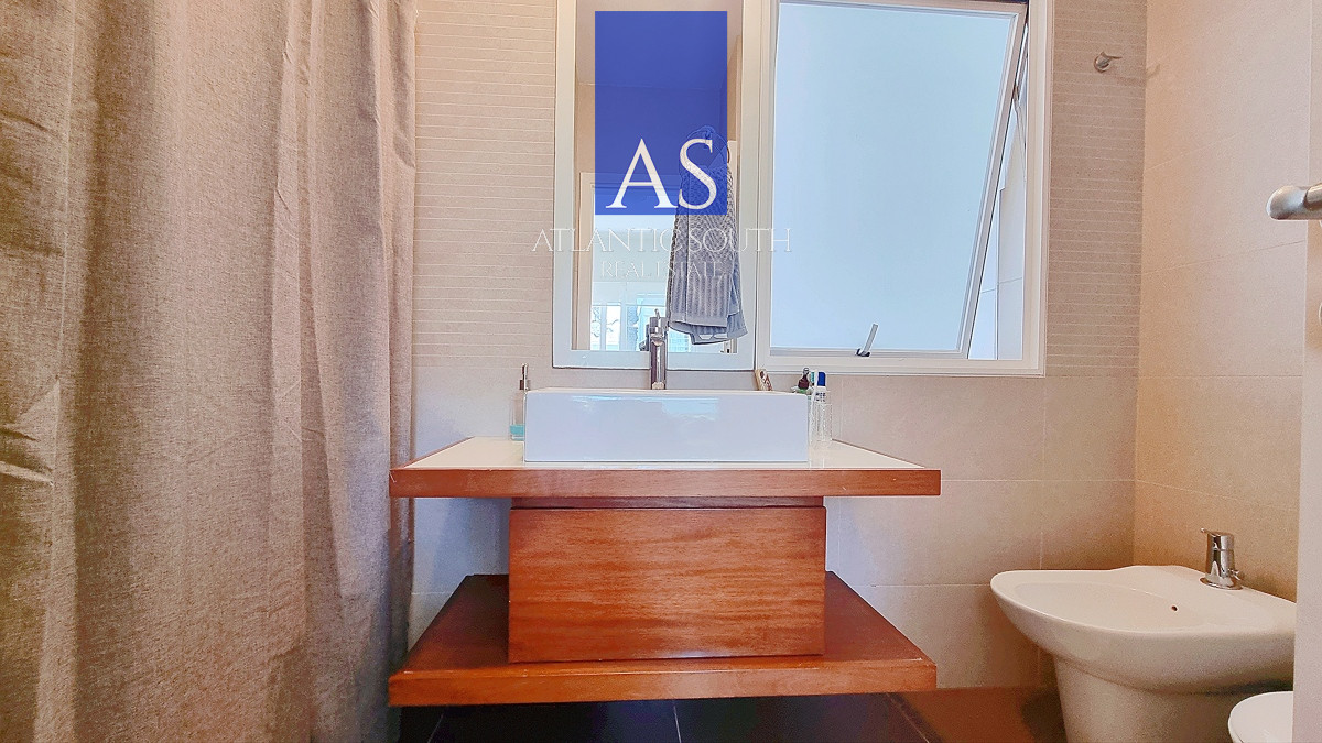 Apartamento ID.4307 - Apartamento moderno en Peninsula, 3 dormitorios, parrillero, garage doble. Planta Baja.